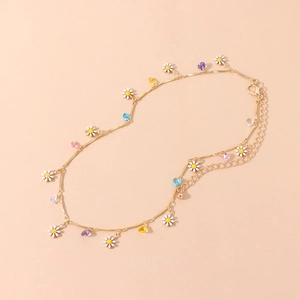 Detail der Goldkette mit weißen Gänseblümchen und bunten herzförmigen Edelsteinen