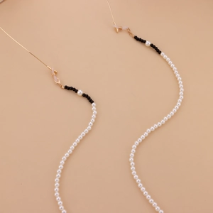 Chaîne de lunettes élégante en perles blanches avec accents noirs et finitions dorées