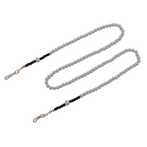Détail de la chaîne à lunettes en perles grises avec fermoirs dorés et boucles