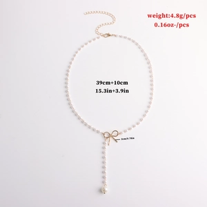 Minimalistische Perlenkette mit Schleifenanhänger und goldener Kette 39cm