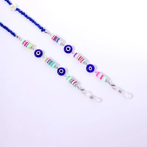 Detail van de brillenketting met blauwe kralen, kleischijven en boze oog bedeltje