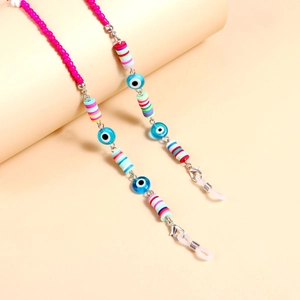 Detail van kleurrijke polymeerklei bloem brillenkoord met evil eye bedeltjes voor dames