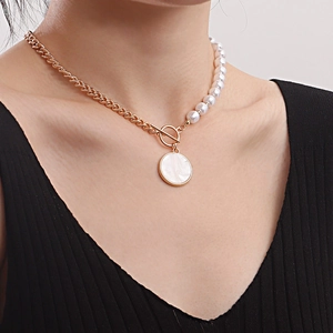 Chic asymmetric necklace with Cuban chain, faux pearls and a circular shell pendant