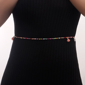 Bunte handgefertigte Perlen-Taillenkette mit Fransen für Damen auf schwarzem Kleid