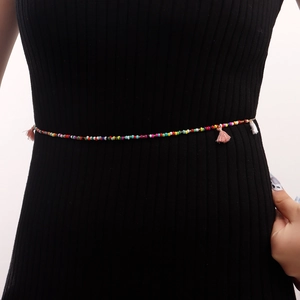 Bunte bayerische Perlen-Taillenkette mit kleinen Quasten für Damen auf schwarzem Kleid