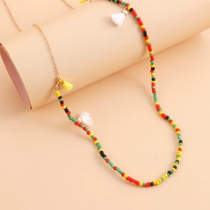 Detailansicht der bunten böhmischen Taillenkette mit 3mm Perlen und lebendigen Fransenquasten