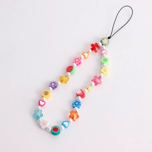 Détail de la dragonne de téléphone en perles avec tranches de fruits et fleurs colorées