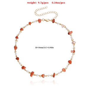 Collier minimaliste en chaîne dorée avec pierres de turquoise marron et perles blanches