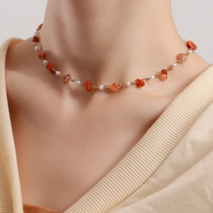 Collier ras du cou bohème avec pierres turquoise orange et perles blanches pour femme