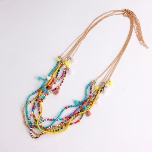 Makroansicht der Boho-Taillenkette mit bunten Perlen, Goldquasten und Karabinerverschluss