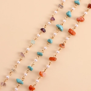 Collier bohème doré avec pierres de turquoise colorées et perles en couches élégantes