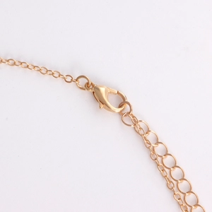 Nahaufnahme des 18K vergoldeten Karabinerverschlusses und der Verlängerung der 3mm Kette