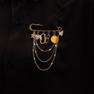 Broche épingle de sûreté dorée punk avec visage souriant jaune et breloques variées