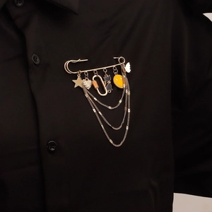 Broche épingle à nourrice punk dorée avec pendentif smiley jaune et chaînes à étages