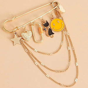 Broche punk dorée avec breloques smiley jaune, étoiles et chaînes à pompons femme