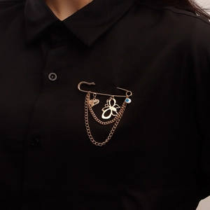 Broche épingle de sûreté punk avec papillon ajouré et pampille œil maléfique