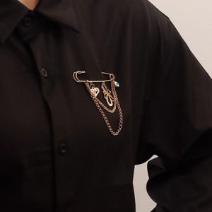 Broche épingle punk avec pampilles papillon cœur et œil bleu sur chemise noire