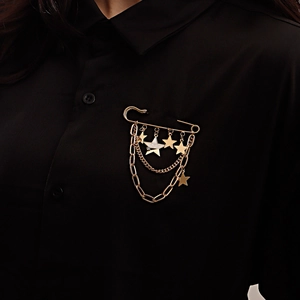 Broche punk à pampilles longues avec étoiles dorées et nacre sur chemise noire