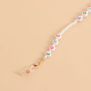 Detail der weißen Perlen-Brillenkette mit bunten LOVE-Buchstaben und goldenem Karabiner