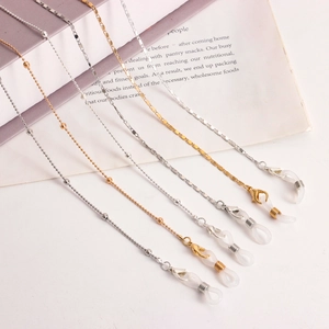 Détail de cinq chaînes de lunettes en métal or et argent avec boucles en silicone