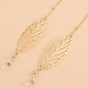 Détail de la chaîne de lunettes dorée avec pendentifs feuilles et boucles silicone