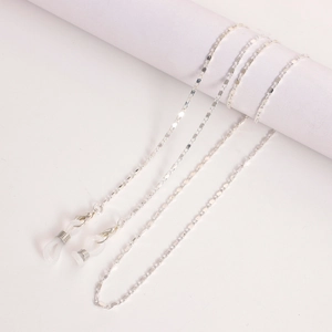 Chaîne de lunettes plate en métal argenté avec boucles antidérapantes sur rose
