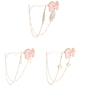 Lunettes de soleil dorées avec pendentifs feuilles et cœurs sur chaînes de masque