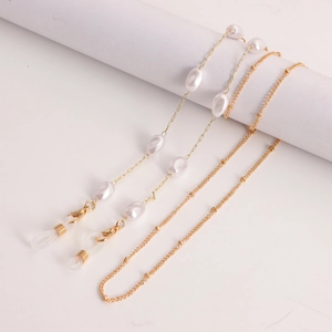 Detail van de gouden ketting met barokparels en siliconen lussen voor brillen of maskers