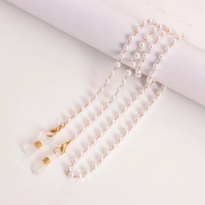 Chaîne élégante en perles blanches pour lunettes et masques avec fermoirs dorés et anneaux