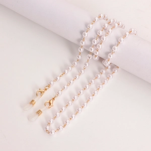 Détail de la chaîne de lunettes en perles avec fermoir doré et boucle silicone