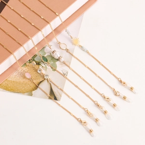Détails de chaînes à lunettes dorées avec perles, zircon et boucles en silicone