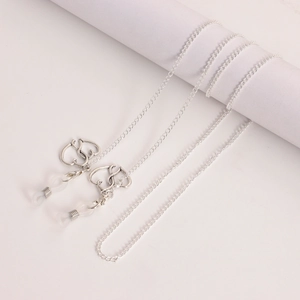 Chaîne de lunettes argentée avec pendentifs cœur et boucles en silicone sur fond clair