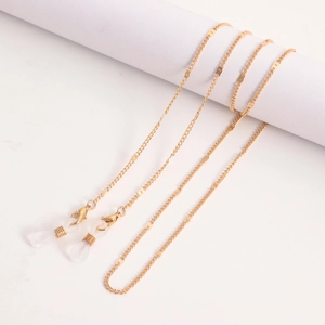 Detailansicht der goldenen Brillenkette mit Karabinern und Silikonschlaufen auf weißem Grund