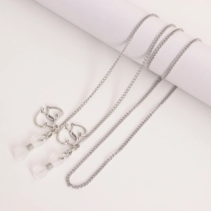 Chaîne de lunettes en métal argenté avec pendentifs en cœur et boucles en silicone