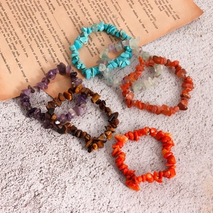 Elastisches Naturkristall-Steinarmband-Set mit Türkis, Amethyst und Tigeraugensteinen