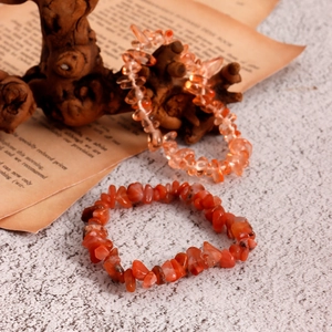 Elastische Naturkristall-Splitterarmbänder in Orange und Rot-Orange im 2er-Set