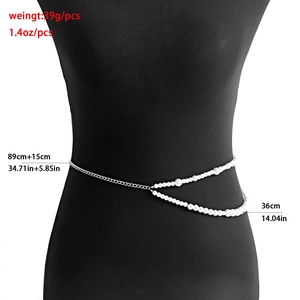 Chaîne de taille double couche argentée avec perles blanches sur un mannequin noir