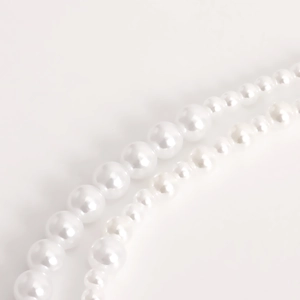 Détails d'une chaîne de taille double couche en perles avec différentes tailles de grains