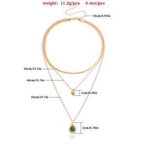 Gelaagde gouden slangketting met groene faux agaat druppelhanger en klein hartdetail