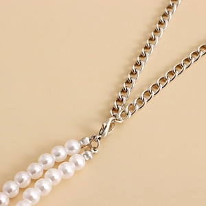 Vue détaillée de la chaîne de taille à double rangée de perles avec fermoir mousqueton argent