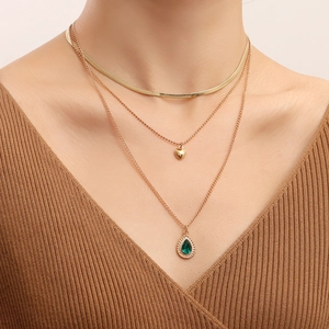 Gouden drielaagse kettingset met platte slangenketting en groene hanger