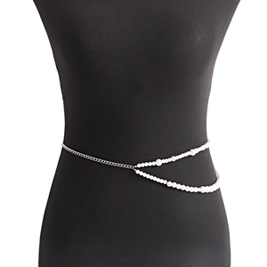 Chaîne de taille double rang avec perles d'imitation blanches et maillons argentés sur buste