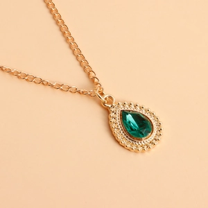 Gelaagde gouden slangenketting met smaragdgroene druppelvormige edelsteen hanger