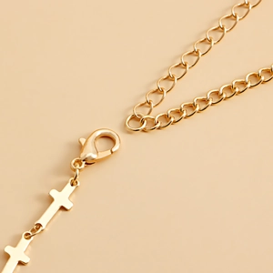 Chaîne de taille minimaliste en métal doré avec pendentifs croix et fermoir mousqueton