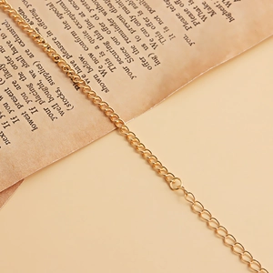 Gros plan d'une élégante ceinture chaîne dorée avec détails des maillons sur décor vintage