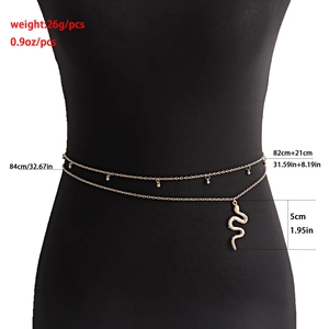 Chaîne de taille dorée à double couche avec perles et pendentif serpent sur mannequin