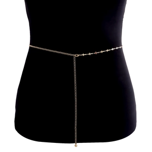 Ceinture chaîne dorée minimaliste avec croix et fermoir ajustable sur mannequin