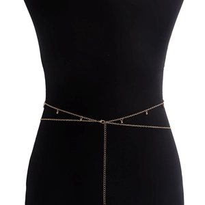 Chaîne de taille dorée à double rangée avec pendentifs perles rondes présentée sur un mannequin
