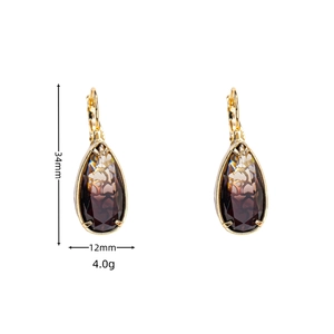 Dettaglio orecchini con zircone che mostrano lunghezza 34mm e dimensioni pietra