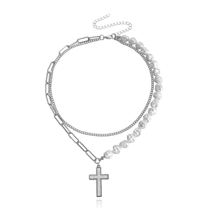 Dettaglio collana a strati con croce d'argento, perle barocche e inserto in madreperla